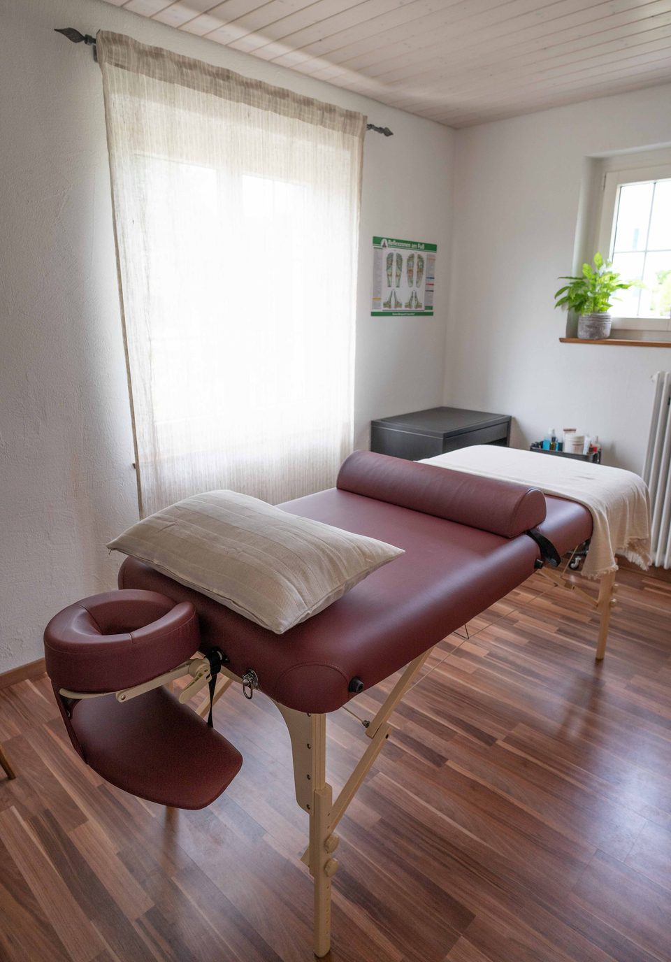 Behandlungsraum der Praxis LIORA mit Massageliege