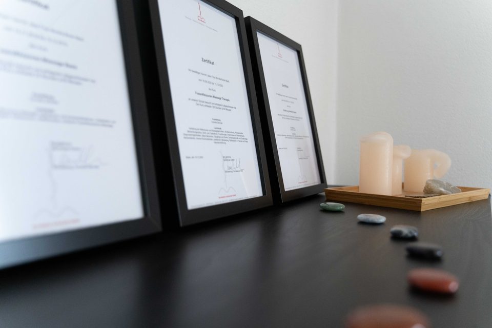 Gerahmte Diplome und Zertifikate in der Praxis LIORA